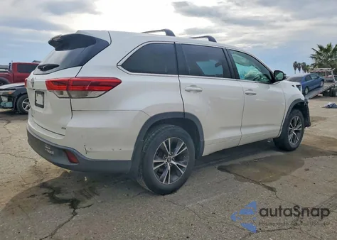 2017 Toyota Highlander Le z USA, uszkodzony, nr VIN 5TDBZRFHXHS419594